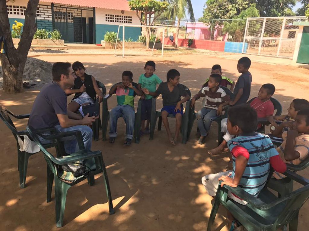 Damián hablando con los niños del CEPIN, Maracaibo, Venezuela