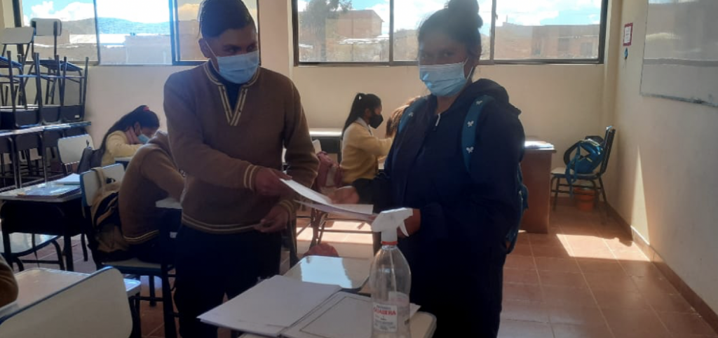 Cristina Alavi en sus prácticas de enfermería. Universidad Siglo XX (Potosí, Bolivia)