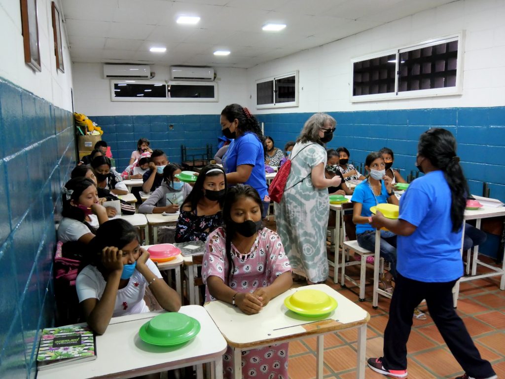 El equipo del CEPIN u varios/as niños/as en el comedor del centro. Maracaibo, Venezuela.