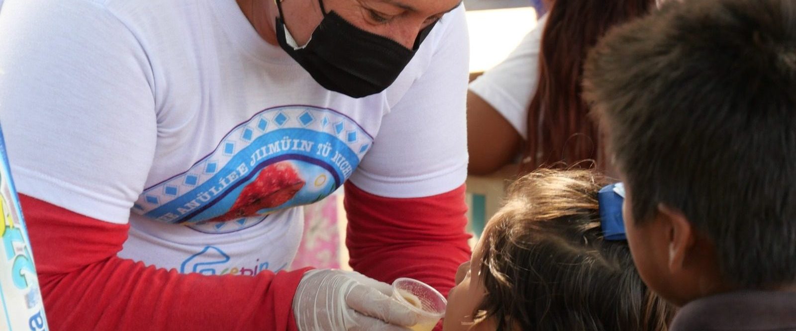 Una trabajadora atiende a una niña del CEPIN. Maracaibo, Venezuela.