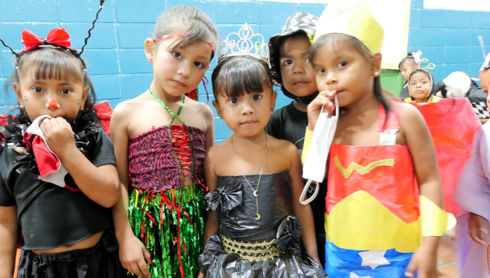 Varias niñas del CEPIN con sus disfraces. Maracaibo, Venezuela.
