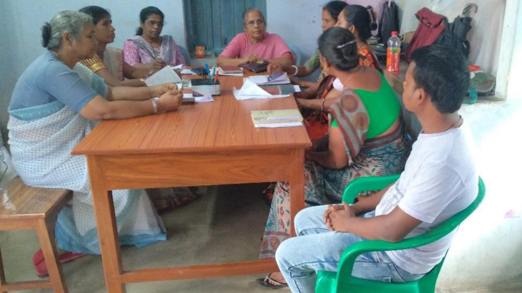 Reunión con líderes de la Cooperativa de Mujeres y de los Grupos de Autoayuda (SHG)