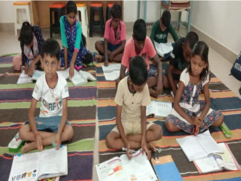 Niños y niñas en uno de los centros de mejora de habilidades donde se imparten clases de costura y refuerzo escolar.