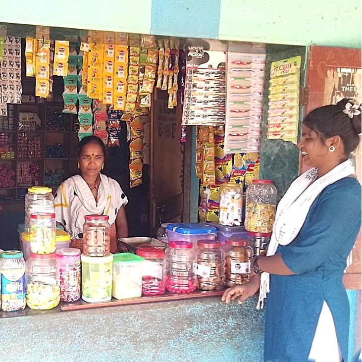 Surekha en su tienda de alimentación en Maharashtra, India. 