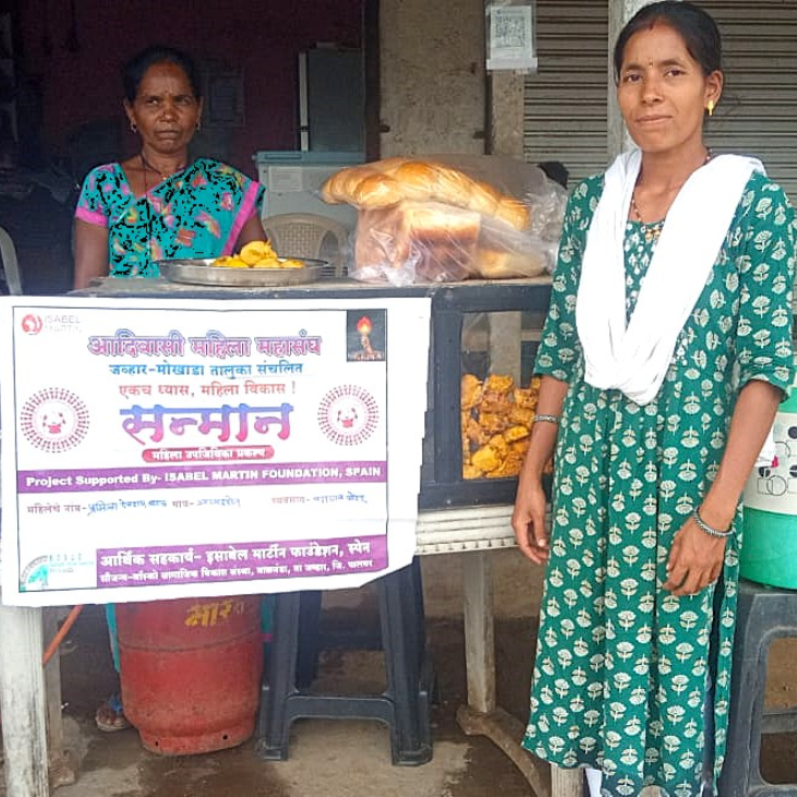 Pramila en su puesto de frituras y sándwiches en Maharastra, India.
