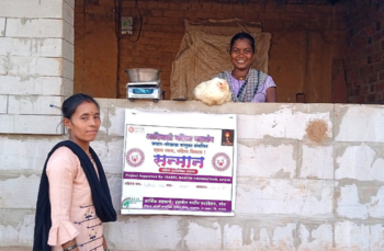 Una de las mujeres en su puesta de venta de gallinas. Maharastra, India.