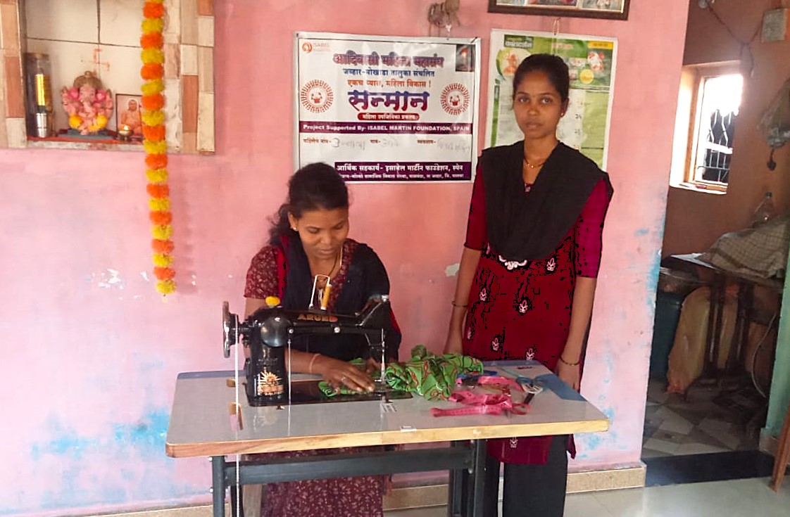 Una de las mujeres adscritas al programa Sanmaan trabajando en su taller de costura. Maharashtra, India.