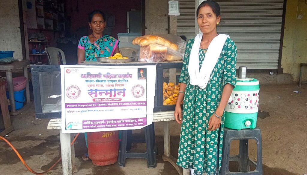 Pramila en su puesto de frituras y sándwiches en Maharastra, India.