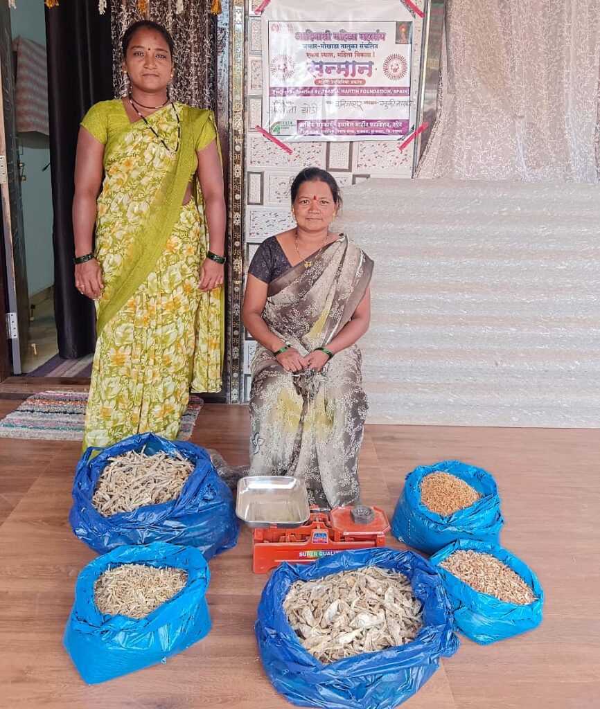 Asmita en su puesto donde ofrece pescado seco. Maharashtra, India.