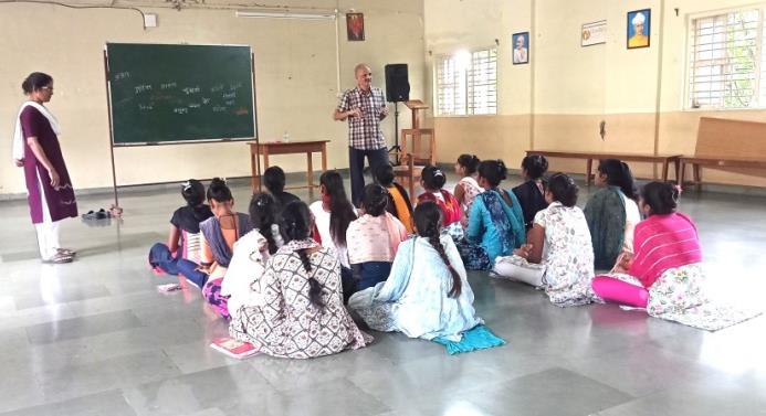 Varias alumnas en una sesión de desarrollo personal en el Gnanajyoti Community College, Talasari, India.